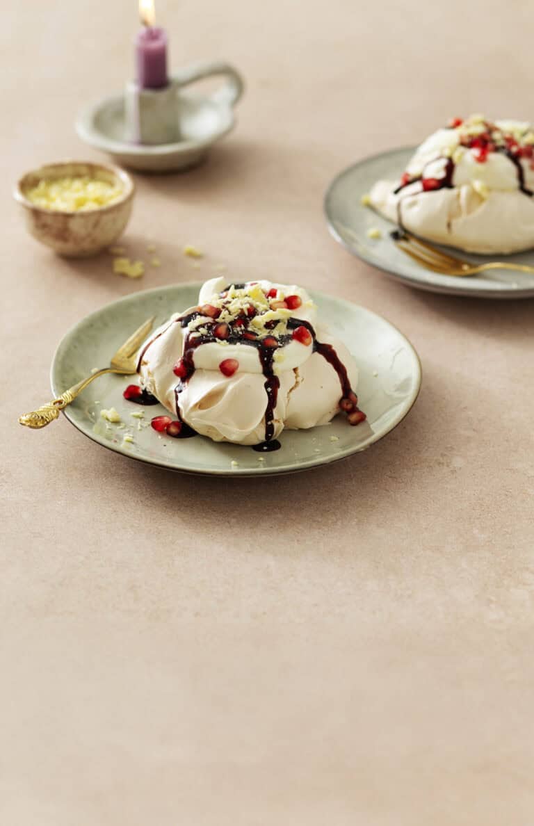 Minipavlova’s met witte chocolade, granaatappel en rodewijnsiroop