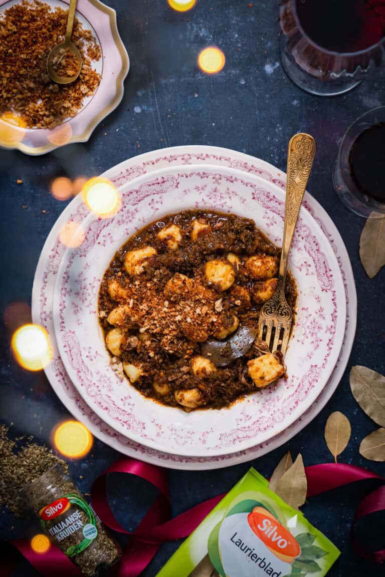 Gnocchi met rodewijnsaus en oreganopangrattato