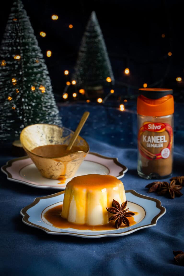Kerstige panna cotta met steranijs, kaneel en mandarijnkaramel