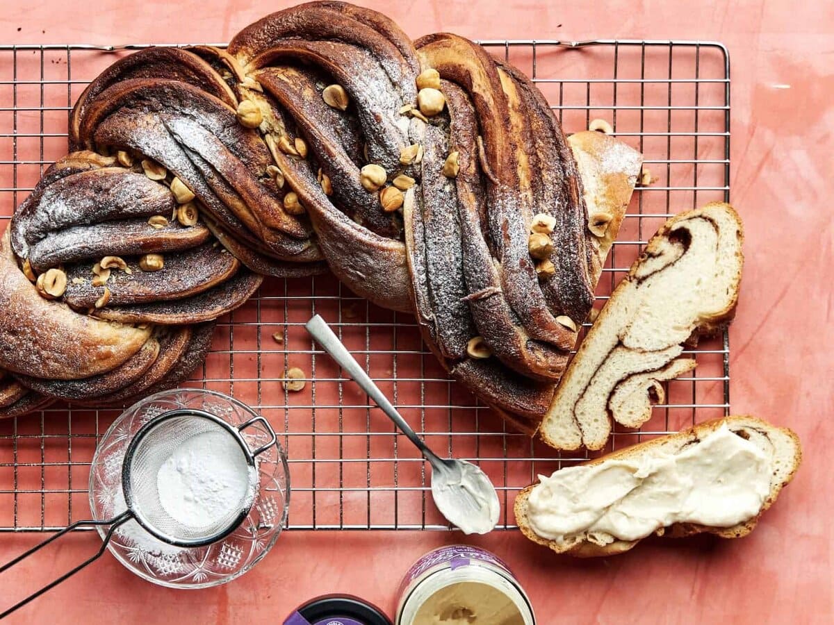 Vegan briochevlecht met chocopasta op een rek met room