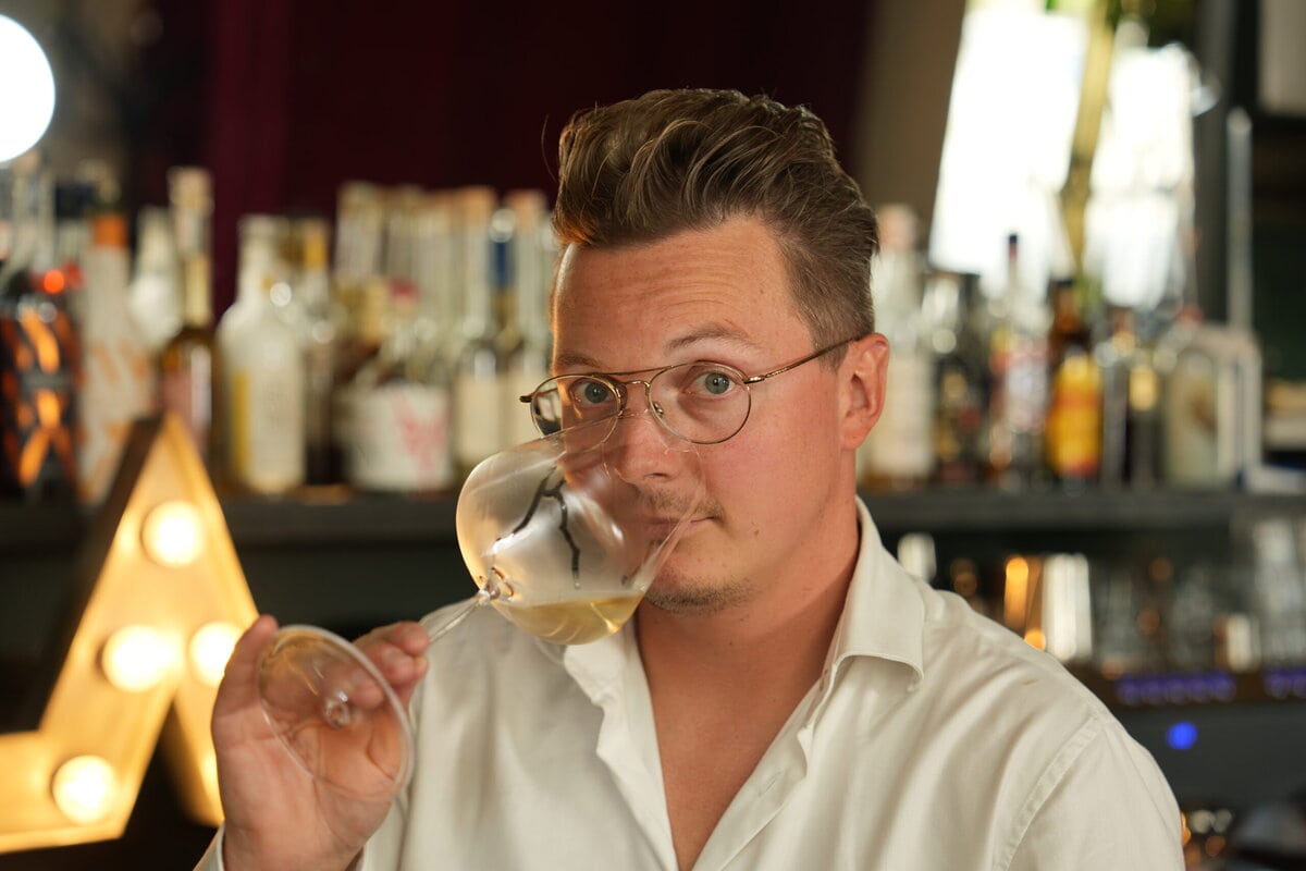 jan-jaap drinkt wijn