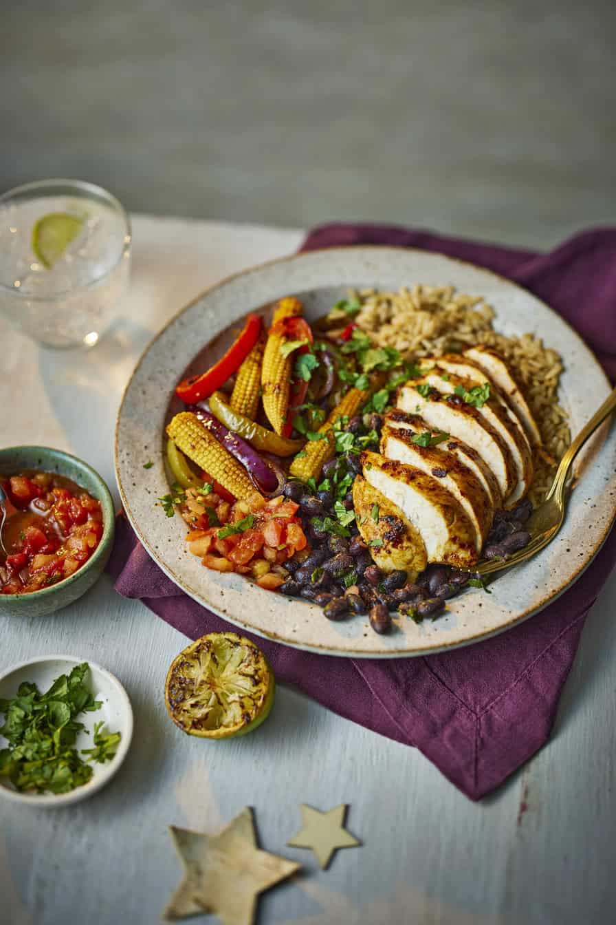 Kipfajitarijstbowl met geroosterde limoen