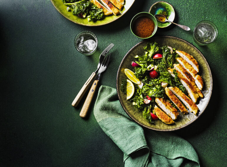 Kip met amandelkorst en boerenkool-sumaksalade