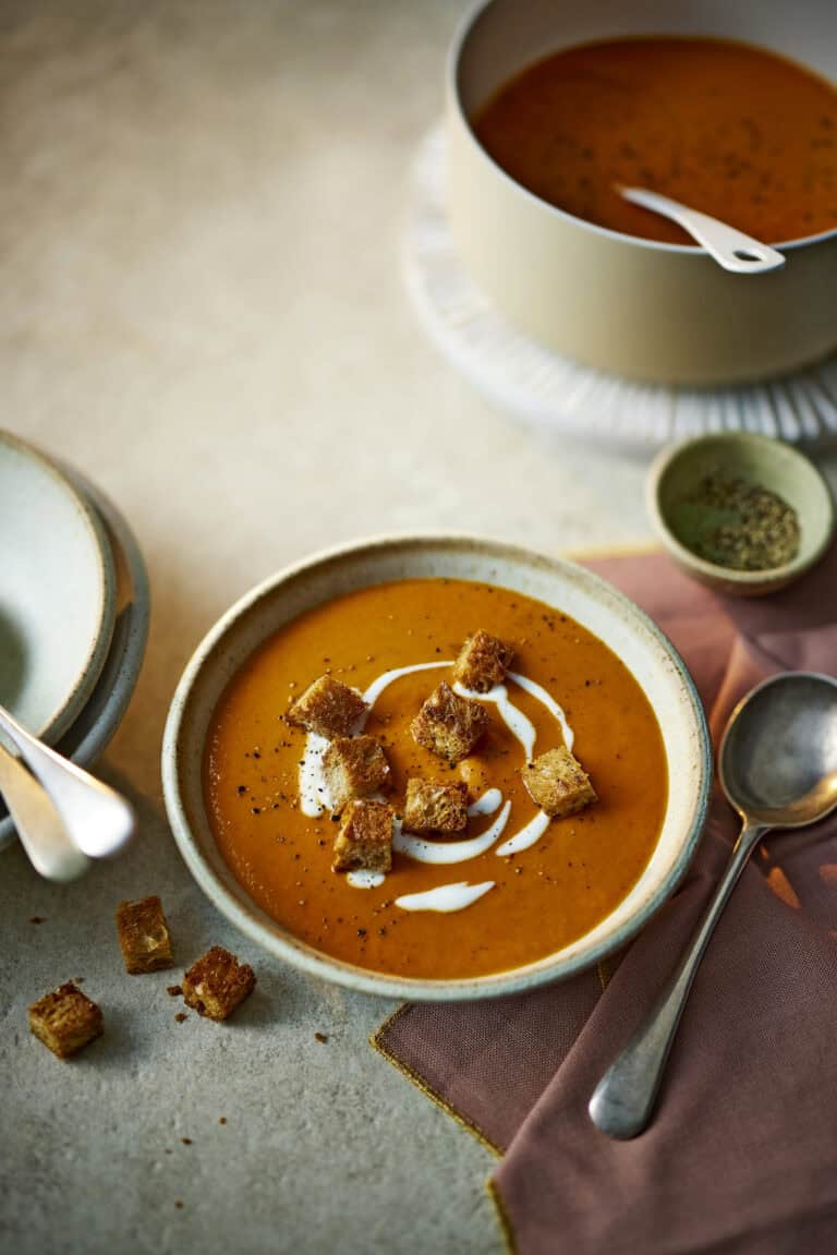 Geroosterdepaprikasoep met krokante croutons