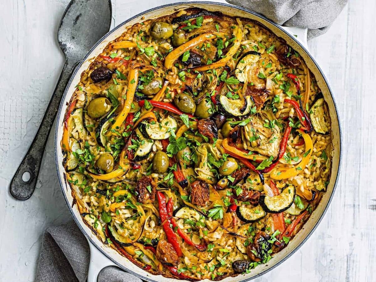 oven-paella met tomaten en olijven