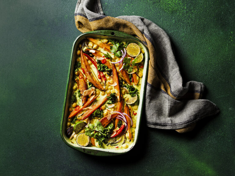 Traybake met zoete-aardappel-kokoscurry