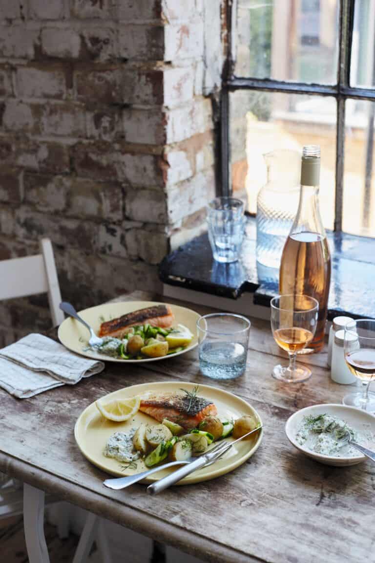 Zalm met kruidige crème fraîche & gezouten komkommer