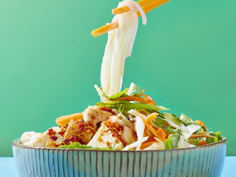 Crunchy noedelsalade met zelfgemaakte chiliolie
