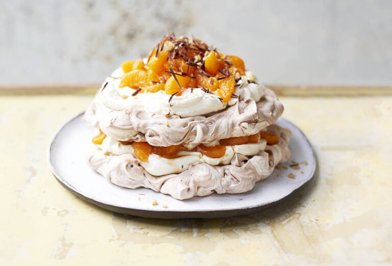 Chocolade-walnootpavlova met madeira en mandarijn