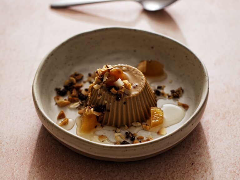 Gula djawa panna cotta met pindakruim