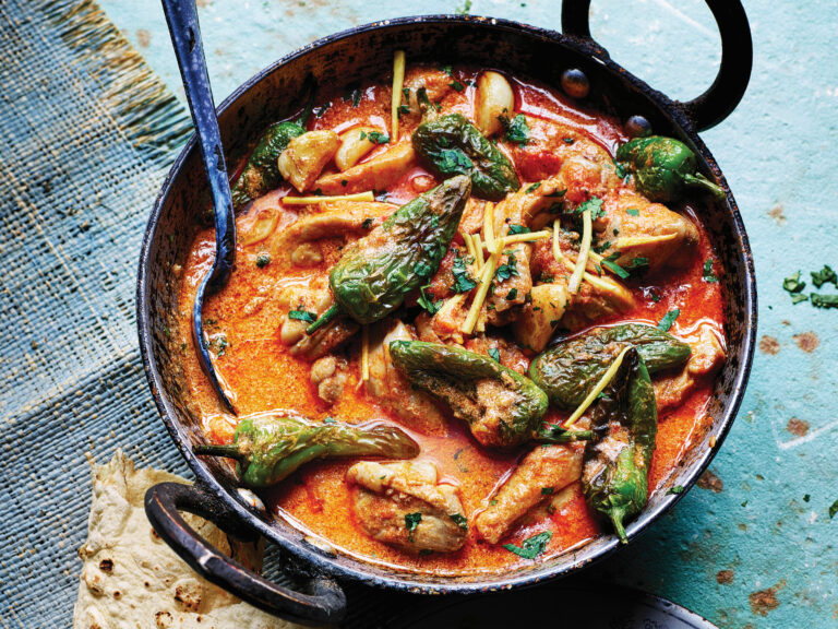 Kip karahi met chilipepers en knoflook