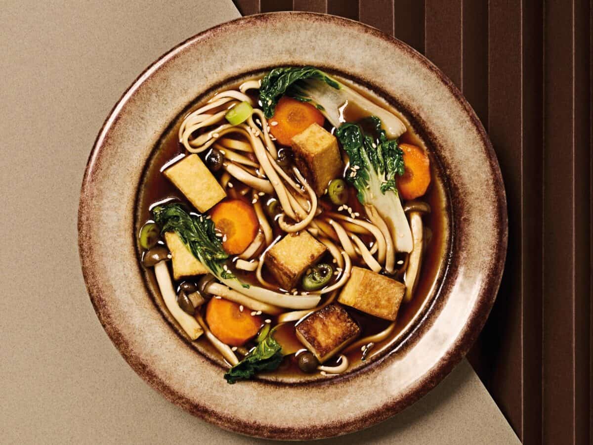 Misosoep met noedels, tofu en groente