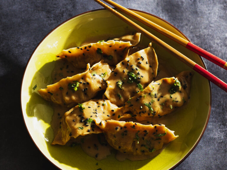 Gestoomde dumplings met kimchitofu en misobotersaus