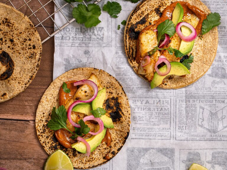 Vistaco’s met krokante vis, avocado en spicy mayo