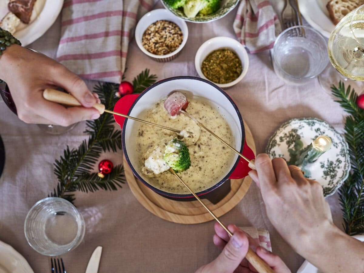 Groenten in kaasfondue dippen
