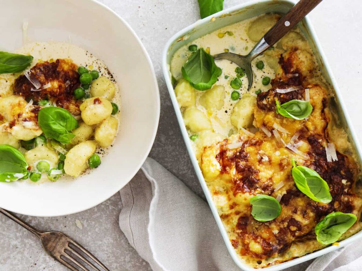 Romige gnocchigratin met erwtjes en basilicum