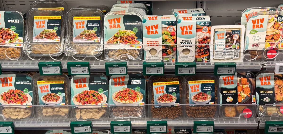 Schap met nieuwe Vivera verpakkingen