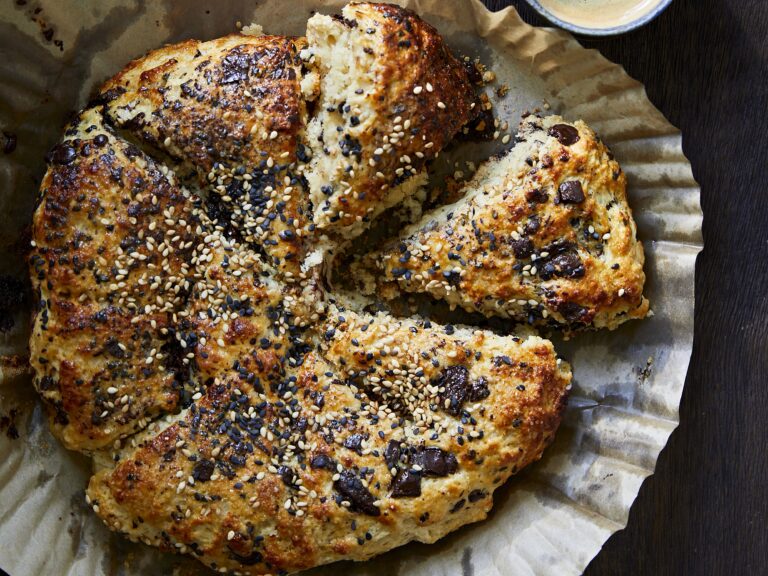 Chocoladescones met miso en zwarte sesam