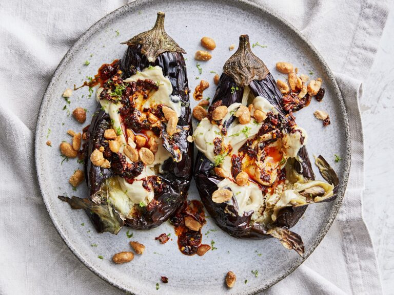 Geroosterde aubergine met pittige tahin en suikerpinda’s
