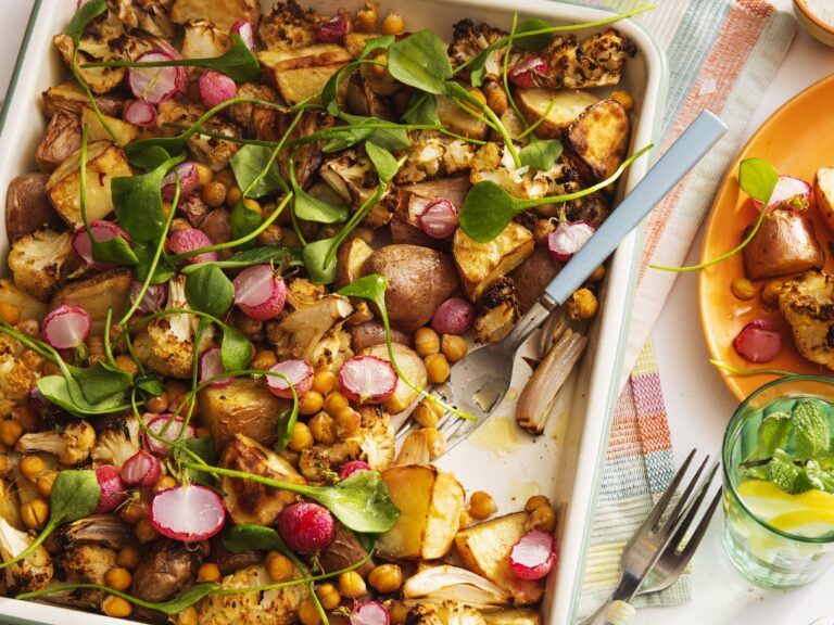 Traybake van rosevalaardappels, kikkererwten, radijs en winterpostelein