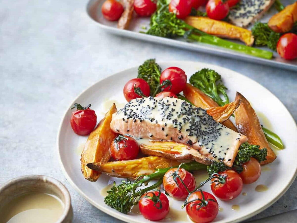 Bord met zalm zoete aardappel en sesam en bakplaat