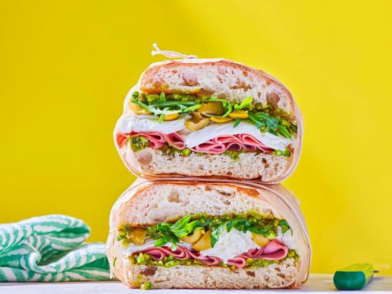 Ciabatta met mortadella, burrata en pistachepesto