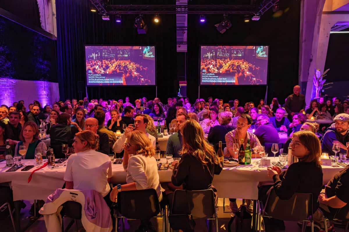 sfeerbeeld van gedekte tafels