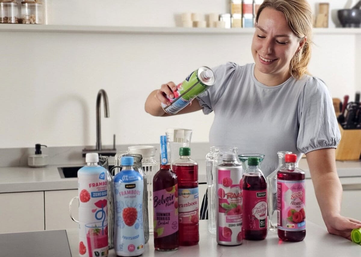 Suikervrije limonade in kannen schenken