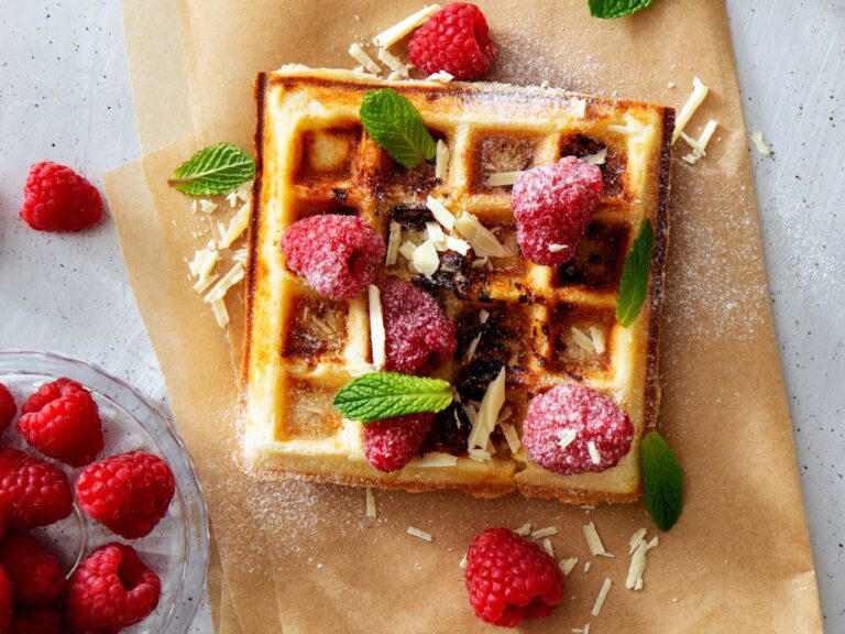 Wafels met gekaramelliseerde witte chocolade en frambozen