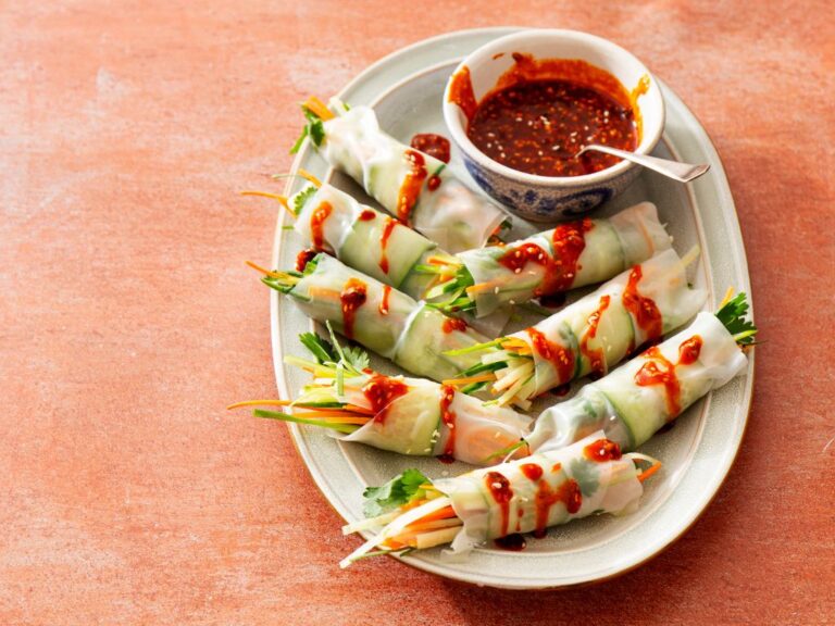 Komkommerspringrolls met pittige dipsaus