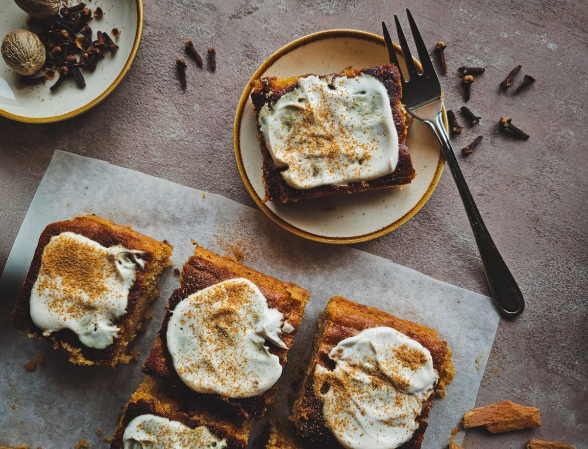 Spice cake op bordje en met vork met kruiden The Good Spice