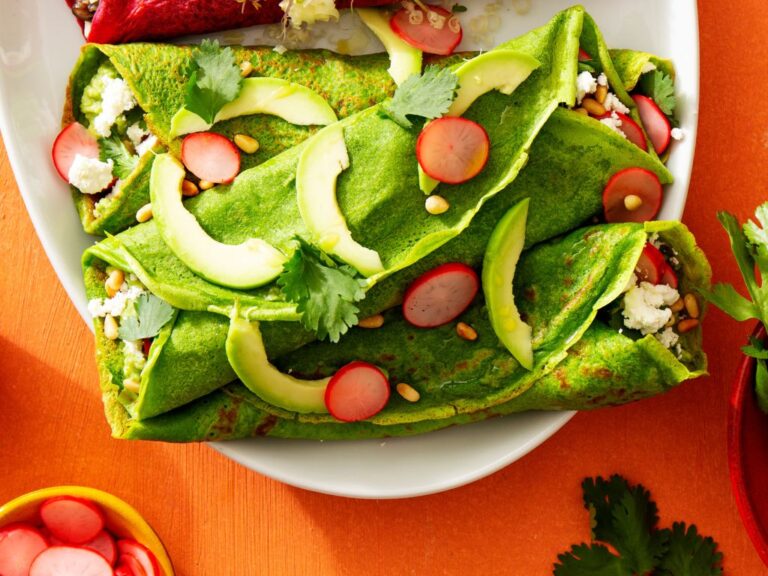 Spinazieflensjes met avocado, gepekelde radijs en feta