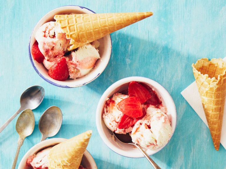 Strawberry-cheesecake-frozen-yoghurt met geroosterde aardbeien