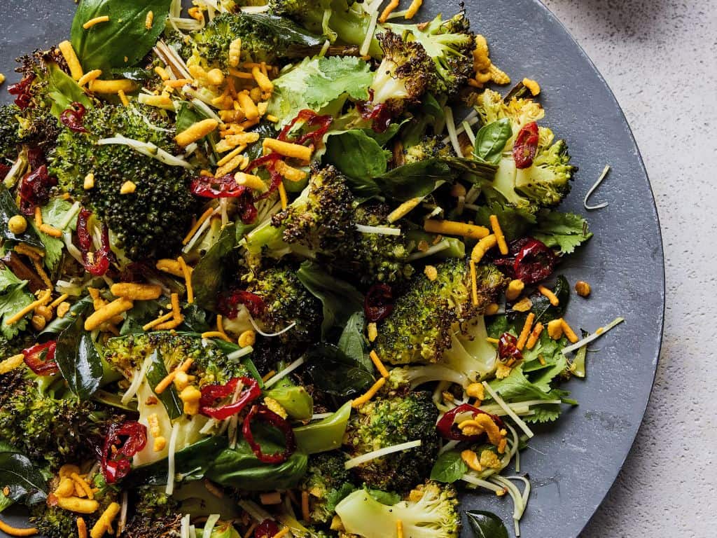 Salade van geblakerde broccoli met limoen-chilidressing en bombaymix