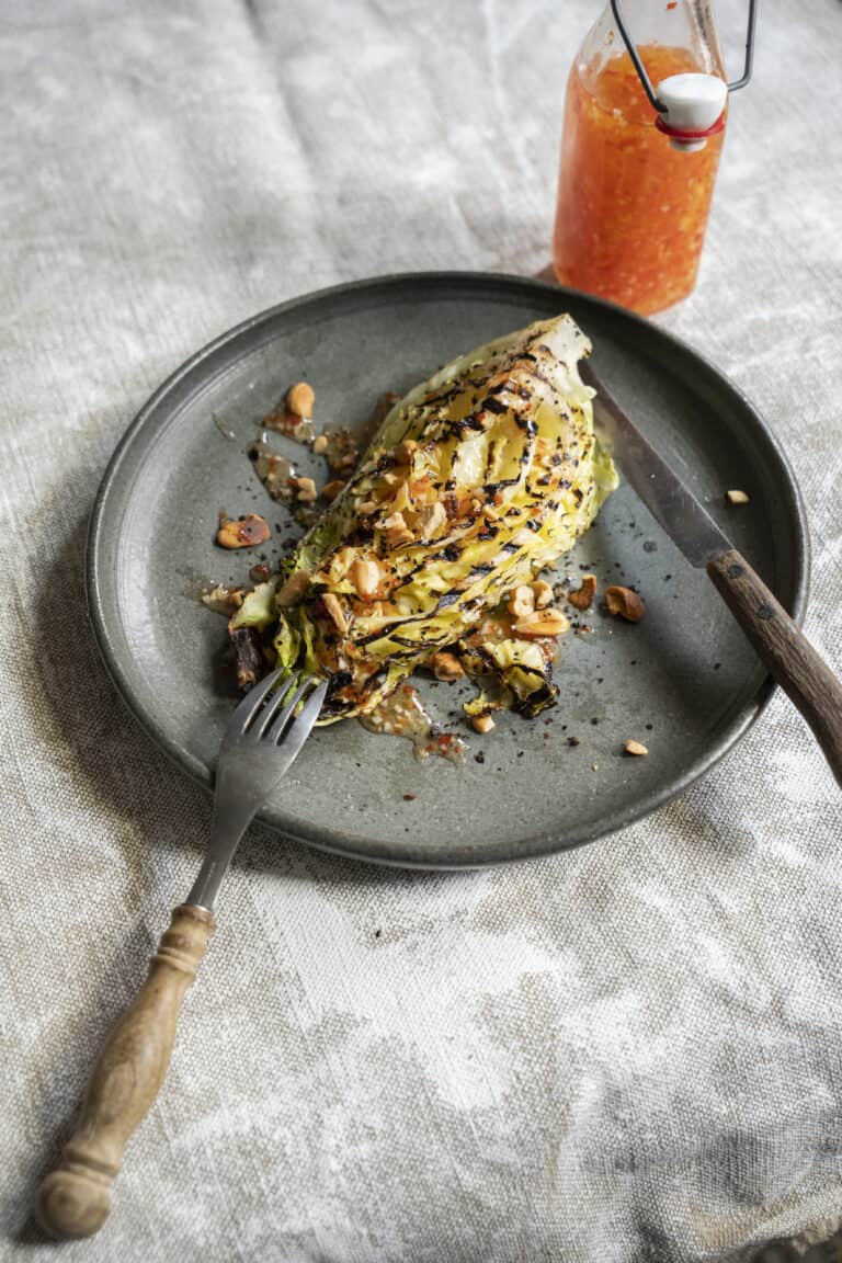 Gegrilde spitskool met zoetzure chilisaus en cashewnoten
