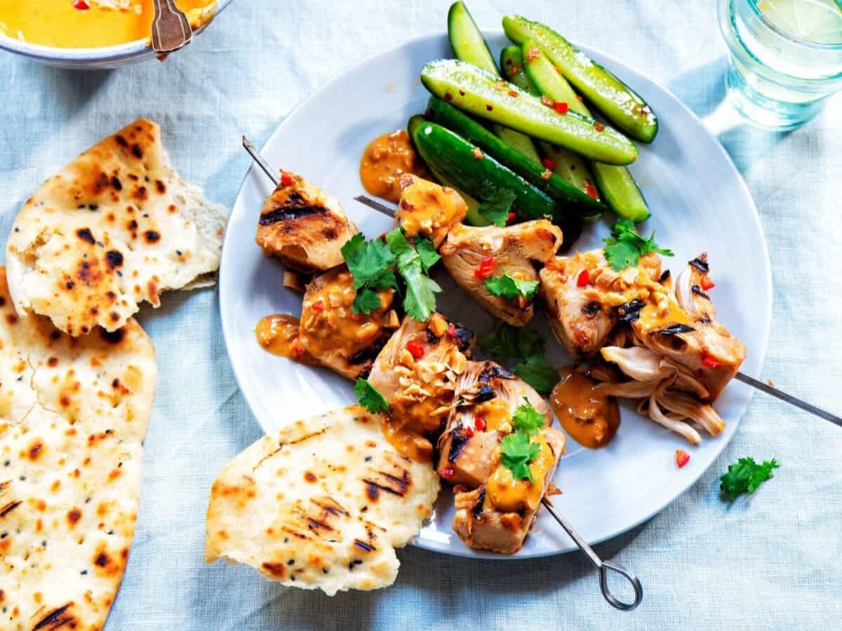 Jackfruitsaté-met-pittig-ingelegde-komkommertjes