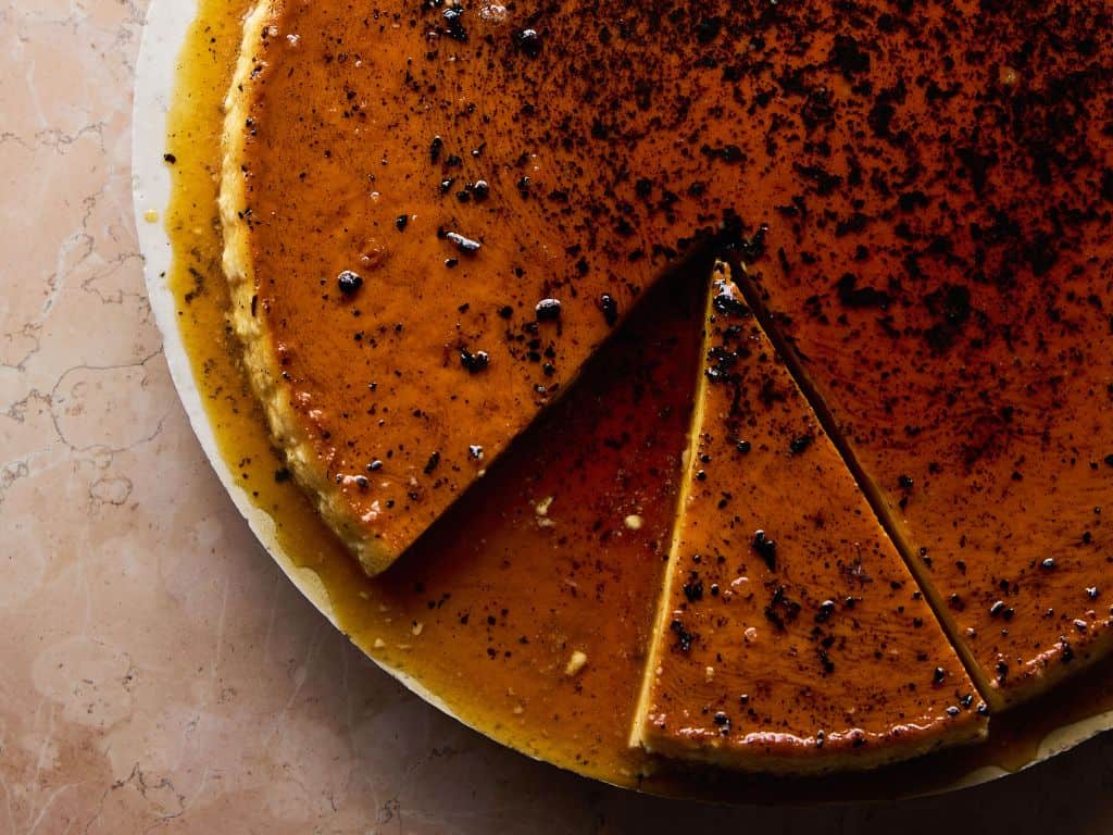 Labneh-loomiflan met twee stukjes eruit