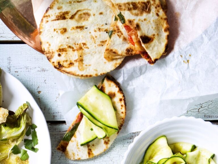 Mozzarella-quesadillas met gegrilde courgette