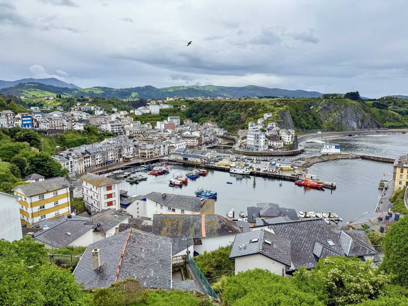 De haven van Luarca in Asturië, Spanje