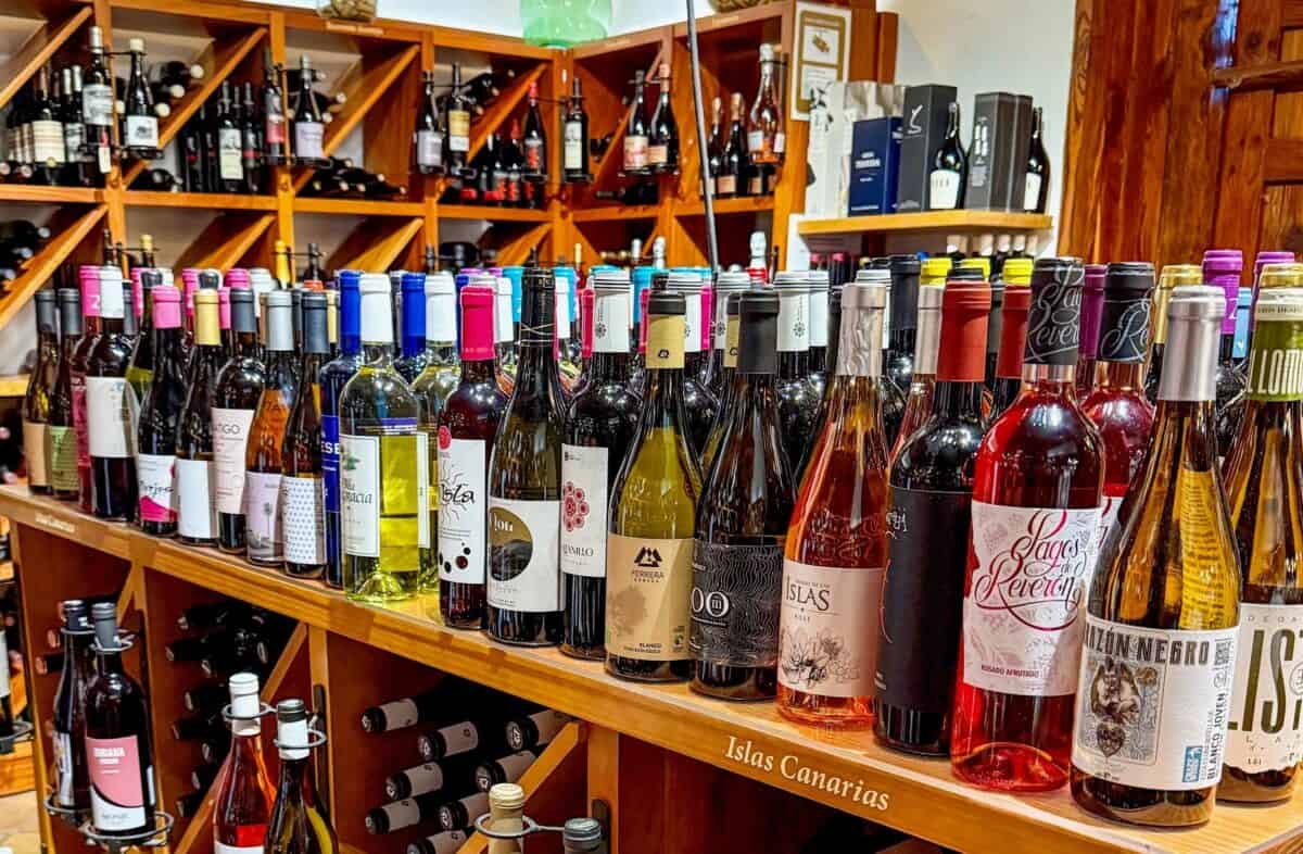 verschillend flessen wijn van Tenerife en de Canarische Eilanden in Casa del Vino
