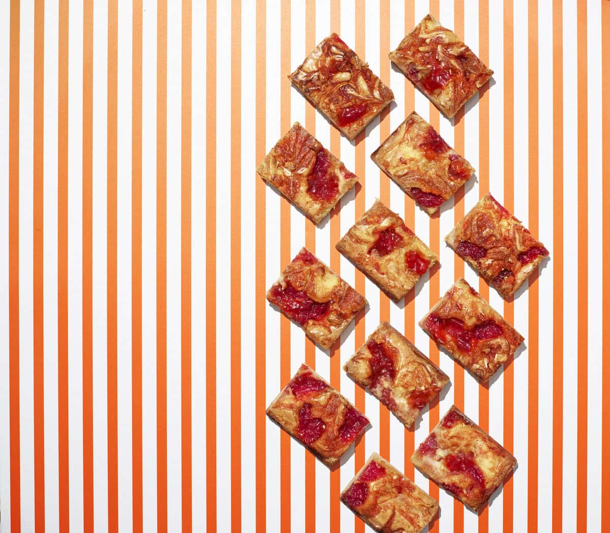 Aardbeienblondies met een swirl van clotted cream