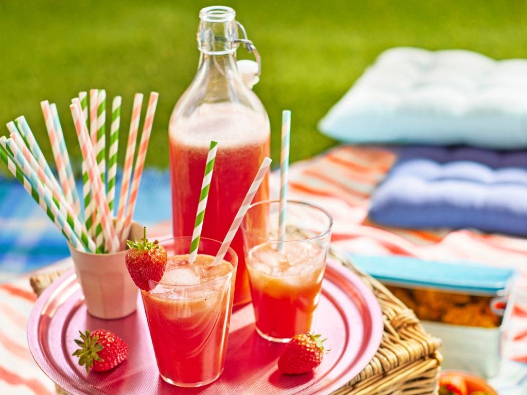 Een fles en twee galzen met aardbeienlimonade