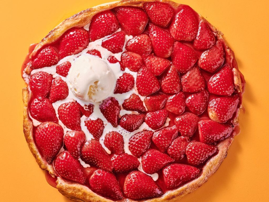 Aardbeientarte-tatin met palmiers met een bolletje ijs erop