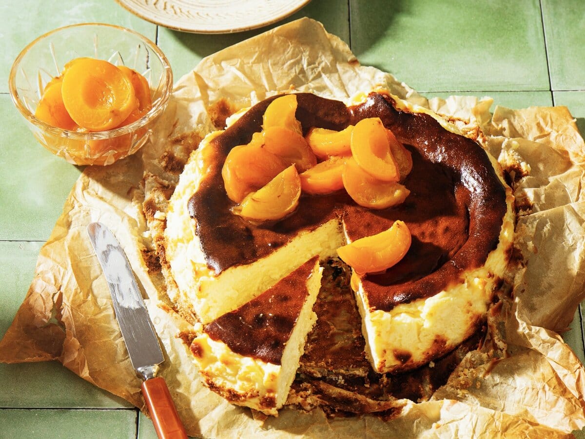 Baskische cheesecake met gekarameliseerde laag en abrikozen erop
