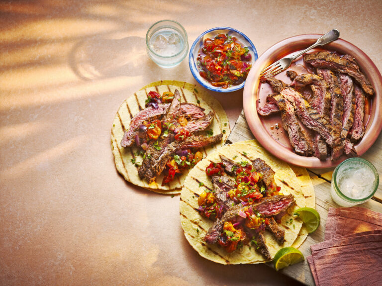 Bavettetaco’s met geblakerde tomatensalsa