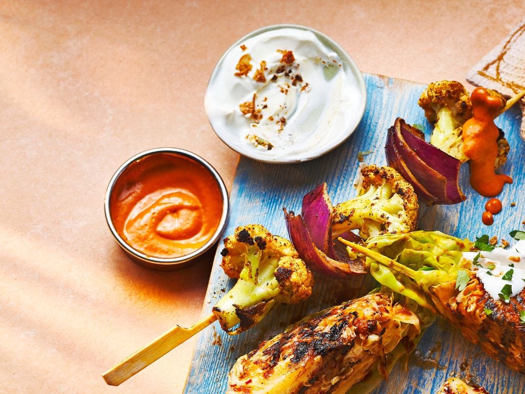 Spies van de barbecue met bloemkool en rode ui. Geserveerd met makhanisaus.