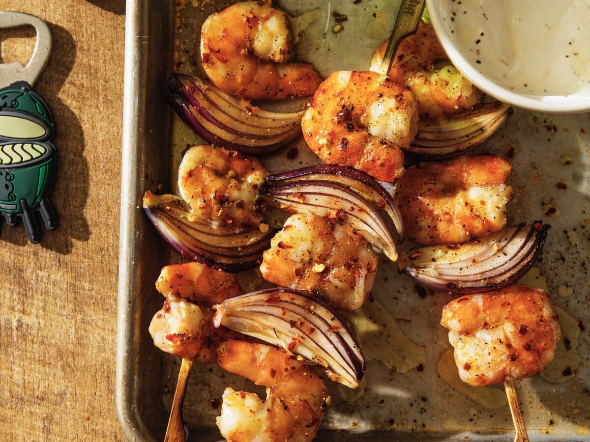 Chili-sinaasappelgarnalen spiesjes van de barbecue