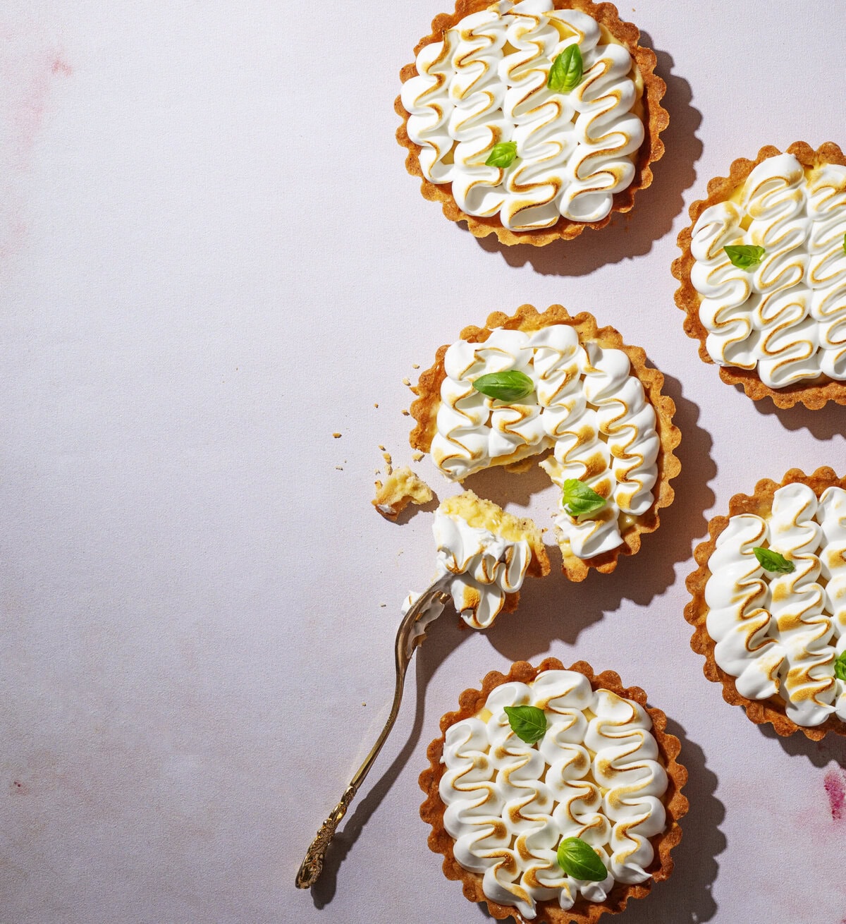 5 citroen-meringuetartelettes met basilicum