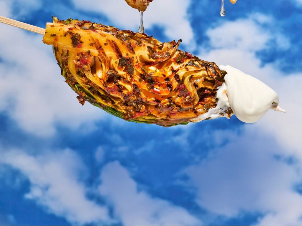 Geblakerde koolspiesje van de barbecue met harissaboter