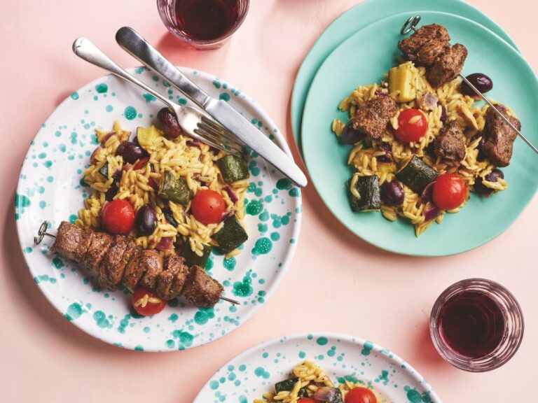 Griekse rundvleessouvlaki met orzo